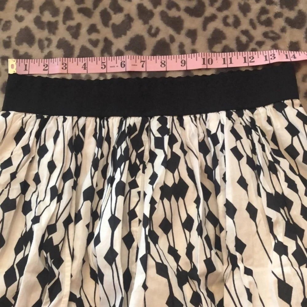 Forever 21 Pleated Skirt in Black & White Size Medium